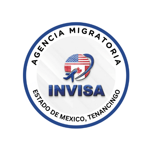 Logotipo para "Agencia Migratoria INVISA" con diseño circular. El centro tiene un globo terráqueo con las banderas de Estados Unidos y Canadá. El texto circundante dice "Agencia Migratoria" en la parte superior y "Estado de México, Tenancingo" en la parte inferior, enfatizando su experiencia en procesos migratorios.